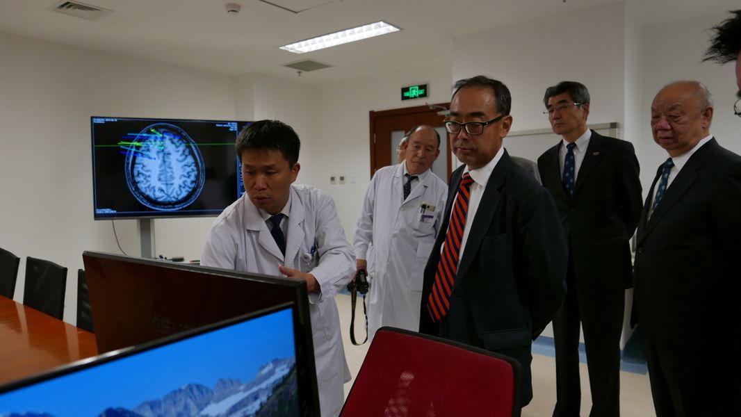 嘉賓們參觀腦科中心最新的電腦分析技術